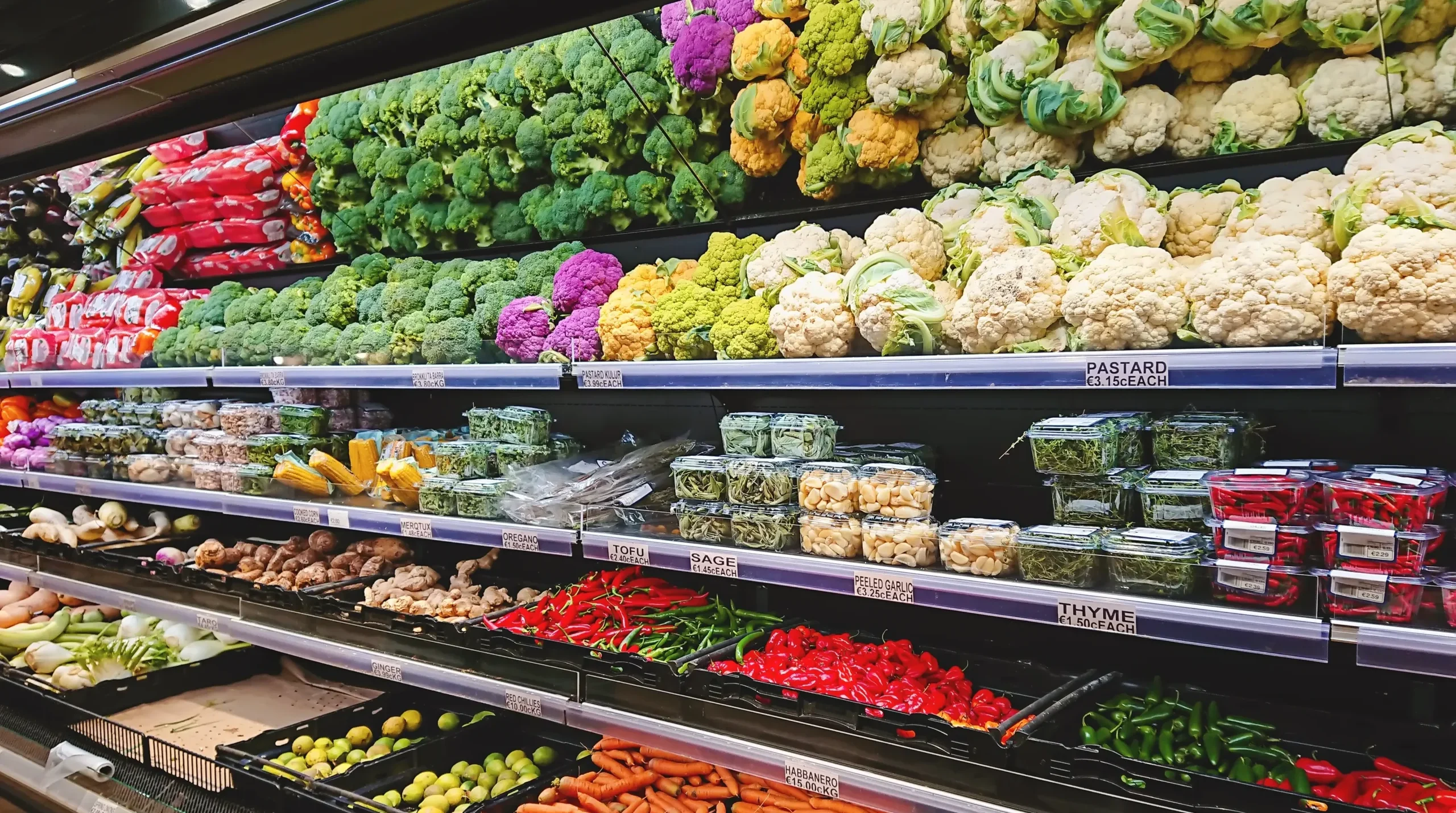 Daily fresh vegetables including broccoli, cauliflower, carrots and peppers available for export